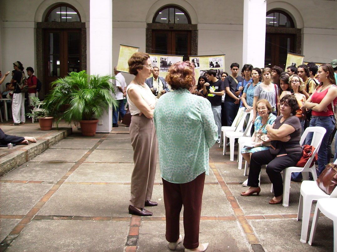 Discurso das professoras Anita Prestes e Jesse Jane Vieira, após apresentação de peça teatral no pátio do IFCS